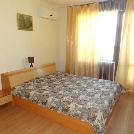 Spacious Three-room Апартаменты Поморие